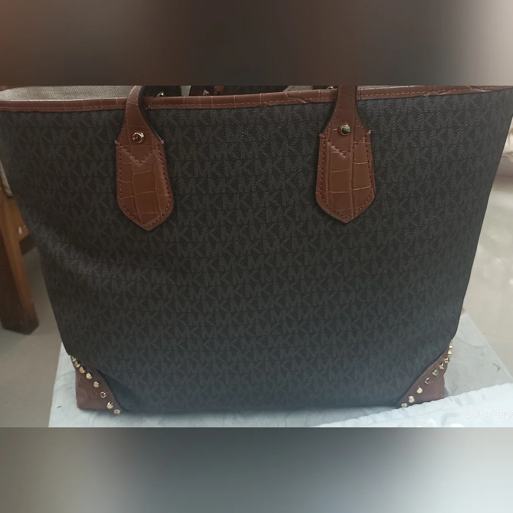 Authentic Michael Kors Eva Tote and Pouch - Picture 3 of 11